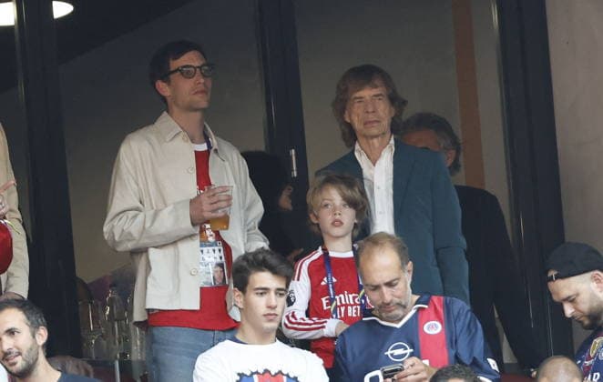 Mick Jagger et son Deveraux lors de la finale de la Ligue Des Champions 2026 Paris Saint Germain PSG Arsenal FC au stade Ferenc Puskas à Budapest le 30 mai 2026 Cyril Moreau Bestimage Mick Jagger and his son Deveraux at the 2026 Champions League final Paris Saint Germain PSG Arsenal FC at the Ferenc Puskas Stadium in Budapest on May 30, 2026 Budapest Hongrie  Copyright: xCYRILxMOREAUx xBESTIMAGExCYRILxMOREAUx xBESTIMAGEx