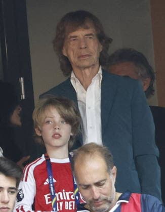 Mick Jagger et son Deveraux lors de la finale de la Ligue Des Champions 2026 Paris Saint Germain PSG Arsenal FC au stade Ferenc Puskas à Budapest le 30 mai 2026 Cyril Moreau Bestimage Mick Jagger and his son Deveraux at the 2026 Champions League final Paris Saint Germain PSG Arsenal FC at the Ferenc Puskas Stadium in Budapest on May 30, 2026 Budapest Hongrie  Copyright: xCYRILxMOREAUx xBESTIMAGExCYRILxMOREAUx xBESTIMAGEx
