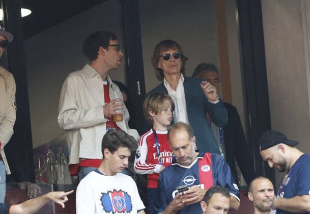 Mick Jagger et son Deveraux lors de la finale de la Ligue Des Champions 2026 Paris Saint Germain PSG Arsenal FC au stade Ferenc Puskas à Budapest le 30 mai 2026 Cyril Moreau Bestimage Mick Jagger and his son Deveraux at the 2026 Champions League final Paris Saint Germain PSG Arsenal FC at the Ferenc Puskas Stadium in Budapest on May 30, 2026 Budapest Hongrie  Copyright: xCYRILxMOREAUx xBESTIMAGExCYRILxMOREAUx xBESTIMAGEx