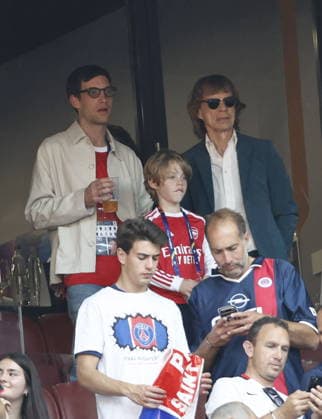 Mick Jagger et son Deveraux lors de la finale de la Ligue Des Champions 2026 Paris Saint Germain PSG Arsenal FC au stade Ferenc Puskas à Budapest le 30 mai 2026 Cyril Moreau Bestimage Mick Jagger and his son Deveraux at the 2026 Champions League final Paris Saint Germain PSG Arsenal FC at the Ferenc Puskas Stadium in Budapest on May 30, 2026 Budapest Hongrie  Copyright: xCYRILxMOREAUx xBESTIMAGExCYRILxMOREAUx xBESTIMAGEx