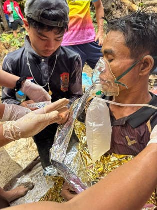 5 rescued from flooded Laos cave as search continues for 2 missing villagers XAYSOMBOUN PROVINCE, LAOS - MAY 30: (----EDITORIAL USE ONLY - MANDATORY CREDIT - RESCUE VOLUNTEER FOR PEOPLE HANDOUT - NO MARKETING NO ADVERTISING CAMPAIGNS - DISTRIBUTED AS A SERVICE TO CLIENTS----) Rescuers provide medical assistance to people who were rescued from a cave after they were trapped for several days, in Xaysomboun Province, Laos, on May 30, 2026. Five villagers trapped for more than a week inside a flooded cave in central Laos have now been rescued, while search operations continue for two others still missing, according to Lao authorities and international rescue teams. The group became trapped on May 20 after heavy rainfall triggered flooding an  Copyright: x2026xAnadoluxRescuexVolunteerxforxPeoplex xHandoutx