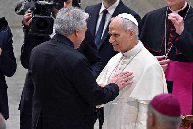 ITALY - POPE LEO XIV DURING AUDIENCE WITH MEMBERS OF THE CATHOLIC CHARISMATIC RENEWAL AT THE PAUL VI HALL IN THE VATICAN - 2026 5 30 Italy, Rome, Vatican, 2026 5 30Pope Leo XIV shakes hands with Pino Scafuro, interim moderator of Charis during audience with members of the Catholic Charismatic renewal at the Paul VI Hall in the Vatican EDITORIAL USE ONLY - NO BOOKS Copyright: xALESSIAxGIULIANIx