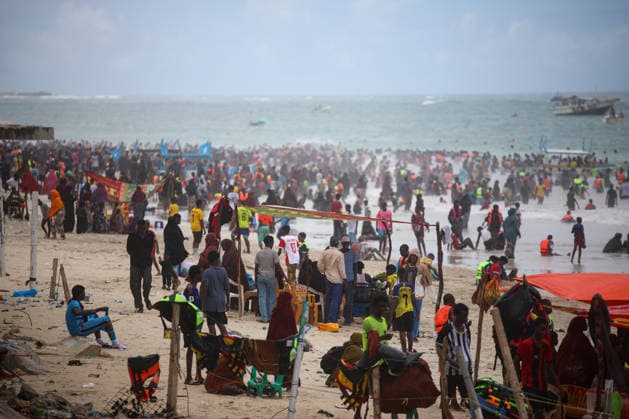 News Bilder des Tages Daily life in Mogadishu MOGADISHU, SOMALIA - MAY 30: Crowds flock to the city’s Indian Ocean beaches to cool off in the sweltering heat on the final day of the Eid al-Adha in Mogadishu, Somalia on May 30, 2026. Residents welcomed Eid al-Adha under difficult conditions as deepening drought, food insecurity, and a worsening humanitarian crisis continue to take a heavy toll. Metin Yuksel Kaya Anadolu Mogadishu Somalia. Editorial use only. Please get in touch for any other usage.  Copyright: x2026xAnadoluxMetinxYukselxKayax
