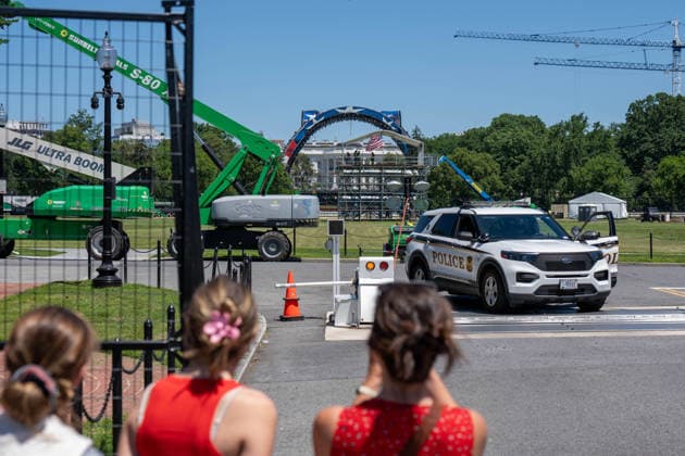 May 30, 2026, Washington, District Of Columbia, USA: Tourists snap photos of the White House and the UFC Octagon structure being set up on the South Lawn of the White House. Washington USA  - ZUMAs365 20260530_znp_s365_011 Copyright: xJoeyxSussmanx