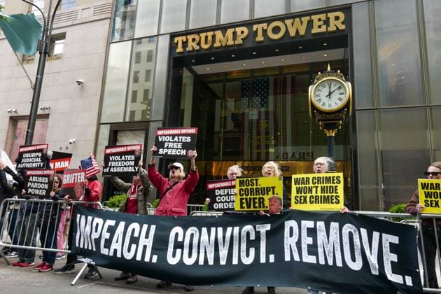 News Bilder des Tages Protest at Trump Tower NYC New York, NY- May 30: Activist Group Rise and Resist Protest in Front of Trump Tower Fifth Ave to Impeach, Convict, and Remove President of USA Donald J. Trump. Demonstrators chant People Rising Up, Trump Coming Down on May 30, 2026 Credit: Camara Porter AdMedia EDITORIAL USE ONLY  Copyright: xx AdMediax admphotostwo993320