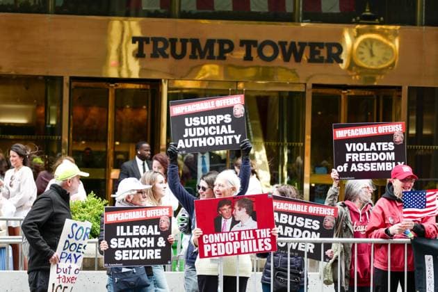 Protest at Trump Tower NYC New York, NY- May 30: Activist Group Rise and Resist Protest in Front of Trump Tower Fifth Ave to Impeach, Convict, and Remove President of USA Donald J. Trump. Demonstrators chant People Rising Up, Trump Coming Down on May 30, 2026 Credit: Camara Porter AdMedia EDITORIAL USE ONLY  Copyright: xx AdMediax admphotostwo993309