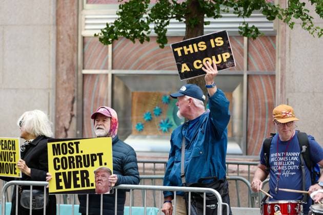 Protest at Trump Tower NYC New York, NY- May 30: Activist Group Rise and Resist Protest in Front of Trump Tower Fifth Ave to Impeach, Convict, and Remove President of USA Donald J. Trump. Demonstrators chant People Rising Up, Trump Coming Down on May 30, 2026 Credit: Camara Porter AdMedia EDITORIAL USE ONLY  Copyright: xx AdMediax admphotostwo993312