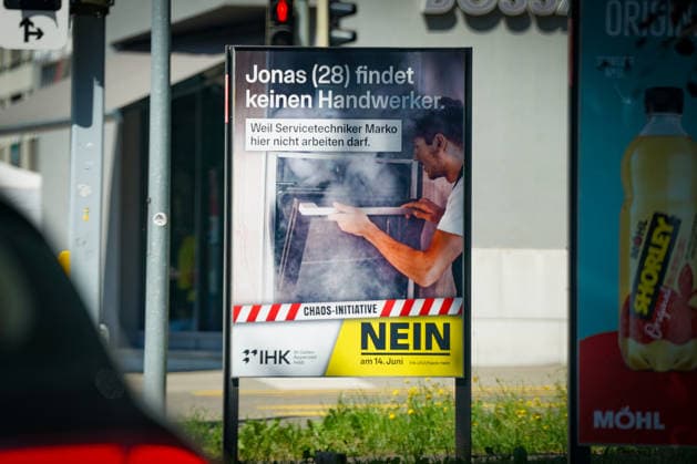 Abstimmungsplakat der IHK St.Gallen-Appenzell gegen die sogenannte Chaos-Initiative im öffentlichen Raum in St. Gallen. Die Kampagne thematisiert Fachkräftemangel, Arbeitsmarkt und Zuwanderung und wirbt mit einem Nein zur Vorlage bei der Volksabstimmung am 14. Juni. Sichtbar sind politische Aussenwerbung und gesellschaftspolitische Debatten im Kanton St. Gallen. *** Voting poster of the IHK St Gallen Appenzell against the so-called Chaos Initiative in public spaces in St Gallen The campaign focuses on the shortage of skilled workers, the labor market and immigration and promotes a No to the bill in the referendum on 14 June Visible are political outdoor advertising and socio-political debates in the canton of St Gallen Copyright: xJOERANxSTEINSIEKx