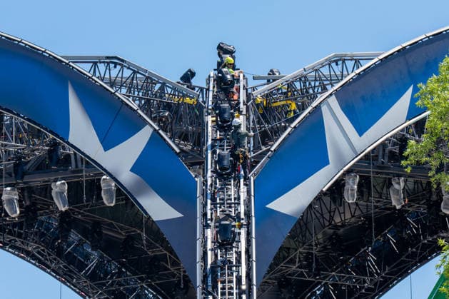 May 30, 2026, Washington, District Of Columbia, USA: Crews work on top of the UFC Octagon structure on the South Lawn of the White House as preparations continue for the upcoming event. Washington USA  - ZUMAs365 20260530_znp_s365_017 Copyright: xJoeyxSussmanx