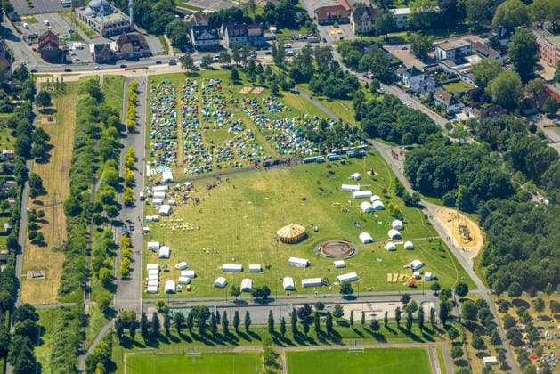 Luftbild, Hamm , Klimademonstration, KlimaCamp Hamm, Rekordversuch Menschliches Windrad auf der Radbodhalde, Zeltstadt im Lippepark, Herringen, Bockum-Hövel, Hamm, Nordrhein-Westfalen, Deutschland !ACHTUNGxMINDESTHONORARx60xEURO! *** Aerial photo, Hamm, climate demonstration, KlimaCamp Hamm, record attempt human wind turbine on the Radbodhalde, tent city in Lippepark, Herringen, Bockum Hövel, Hamm, North Rhine-Westphalia, Germany ACHTUNGxMINDESTHONORARx60xEURO