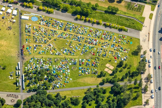 Luftbild, Hamm , Klimademonstration, KlimaCamp Hamm, Rekordversuch Menschliches Windrad auf der Radbodhalde, Zeltstadt im Lippepark, Herringen, Bockum-Hövel, Hamm, Nordrhein-Westfalen, Deutschland !ACHTUNGxMINDESTHONORARx60xEURO! *** Aerial photo, Hamm, climate demonstration, KlimaCamp Hamm, record attempt human wind turbine on the Radbodhalde, tent city in Lippepark, Herringen, Bockum Hövel, Hamm, North Rhine-Westphalia, Germany ACHTUNGxMINDESTHONORARx60xEURO