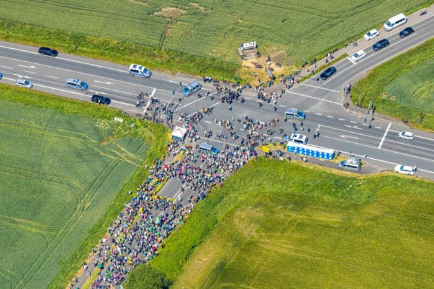 Luftbild, Hamm , Klimademonstration, KlimaCamp Hamm, Rekordversuch Menschliches Windrad auf der Radbodhalde, Zeltstadt im Lippepark, Herringen, Bockum-Hövel, Hamm, Nordrhein-Westfalen, Deutschland !ACHTUNGxMINDESTHONORARx60xEURO! *** Aerial photo, Hamm, climate demonstration, KlimaCamp Hamm, record attempt human wind turbine on the Radbodhalde, tent city in Lippepark, Herringen, Bockum Hövel, Hamm, North Rhine-Westphalia, Germany ACHTUNGxMINDESTHONORARx60xEURO