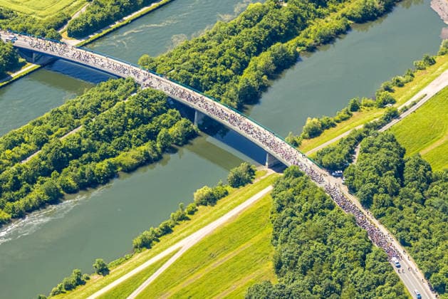 Luftbild, Hamm , Klimademonstration, KlimaCamp Hamm, Rekordversuch Menschliches Windrad auf der Radbodhalde, Zeltstadt im Lippepark, Herringen, Bockum-Hövel, Hamm, Nordrhein-Westfalen, Deutschland !ACHTUNGxMINDESTHONORARx60xEURO! *** Aerial photo, Hamm, climate demonstration, KlimaCamp Hamm, record attempt human wind turbine on the Radbodhalde, tent city in Lippepark, Herringen, Bockum Hövel, Hamm, North Rhine-Westphalia, Germany ACHTUNGxMINDESTHONORARx60xEURO