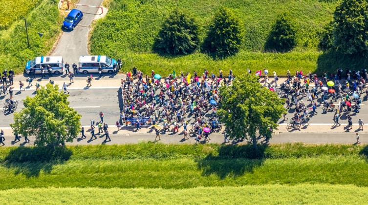Luftbild, Hamm , Klimademonstration, KlimaCamp Hamm, Rekordversuch Menschliches Windrad auf der Radbodhalde, Zeltstadt im Lippepark, Herringen, Bockum-Hövel, Hamm, Nordrhein-Westfalen, Deutschland !ACHTUNGxMINDESTHONORARx60xEURO! *** Aerial photo, Hamm, climate demonstration, KlimaCamp Hamm, record attempt human wind turbine on the Radbodhalde, tent city in Lippepark, Herringen, Bockum Hövel, Hamm, North Rhine-Westphalia, Germany ACHTUNGxMINDESTHONORARx60xEURO