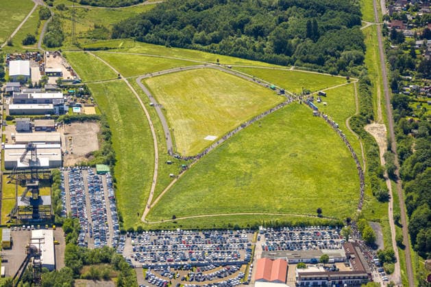 Luftbild, Hamm , Klimademonstration, KlimaCamp Hamm, Rekordversuch Menschliches Windrad auf der Radbodhalde, Zeltstadt im Lippepark, Herringen, Bockum-Hövel, Hamm, Nordrhein-Westfalen, Deutschland !ACHTUNGxMINDESTHONORARx60xEURO! *** Aerial photo, Hamm, climate demonstration, KlimaCamp Hamm, record attempt human wind turbine on the Radbodhalde, tent city in Lippepark, Herringen, Bockum Hövel, Hamm, North Rhine-Westphalia, Germany ACHTUNGxMINDESTHONORARx60xEURO