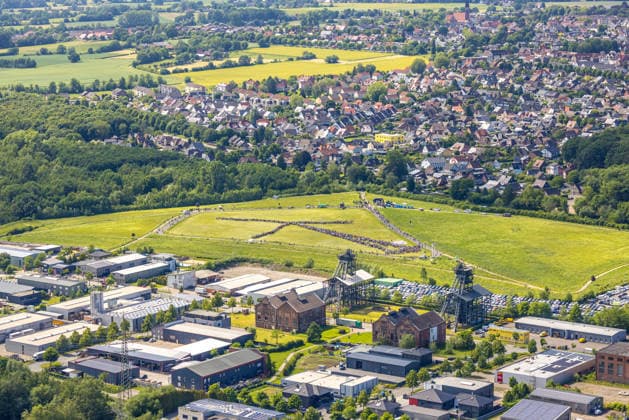 Luftbild, Hamm , Klimademonstration, KlimaCamp Hamm, Rekordversuch Menschliches Windrad auf der Radbodhalde, Zeltstadt im Lippepark, Herringen, Bockum-Hövel, Hamm, Nordrhein-Westfalen, Deutschland !ACHTUNGxMINDESTHONORARx60xEURO! *** Aerial photo, Hamm, climate demonstration, KlimaCamp Hamm, record attempt human wind turbine on the Radbodhalde, tent city in Lippepark, Herringen, Bockum Hövel, Hamm, North Rhine-Westphalia, Germany ACHTUNGxMINDESTHONORARx60xEURO