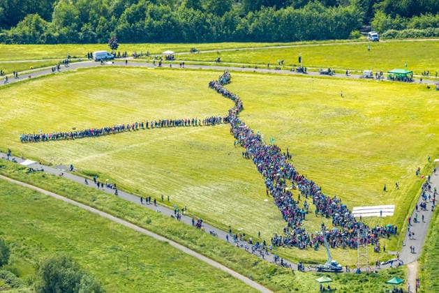Luftbild, Hamm , Klimademonstration, KlimaCamp Hamm, Rekordversuch Menschliches Windrad auf der Radbodhalde, Zeltstadt im Lippepark, Herringen, Bockum-Hövel, Hamm, Nordrhein-Westfalen, Deutschland !ACHTUNGxMINDESTHONORARx60xEURO! *** Aerial photo, Hamm, climate demonstration, KlimaCamp Hamm, record attempt human wind turbine on the Radbodhalde, tent city in Lippepark, Herringen, Bockum Hövel, Hamm, North Rhine-Westphalia, Germany ACHTUNGxMINDESTHONORARx60xEURO