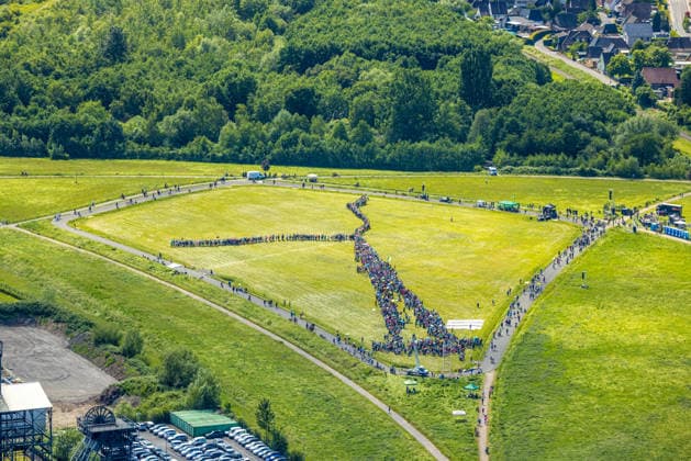 Luftbild, Hamm , Klimademonstration, KlimaCamp Hamm, Rekordversuch Menschliches Windrad auf der Radbodhalde, Zeltstadt im Lippepark, Herringen, Bockum-Hövel, Hamm, Nordrhein-Westfalen, Deutschland !ACHTUNGxMINDESTHONORARx60xEURO! *** Aerial photo, Hamm, climate demonstration, KlimaCamp Hamm, record attempt human wind turbine on the Radbodhalde, tent city in Lippepark, Herringen, Bockum Hövel, Hamm, North Rhine-Westphalia, Germany ACHTUNGxMINDESTHONORARx60xEURO