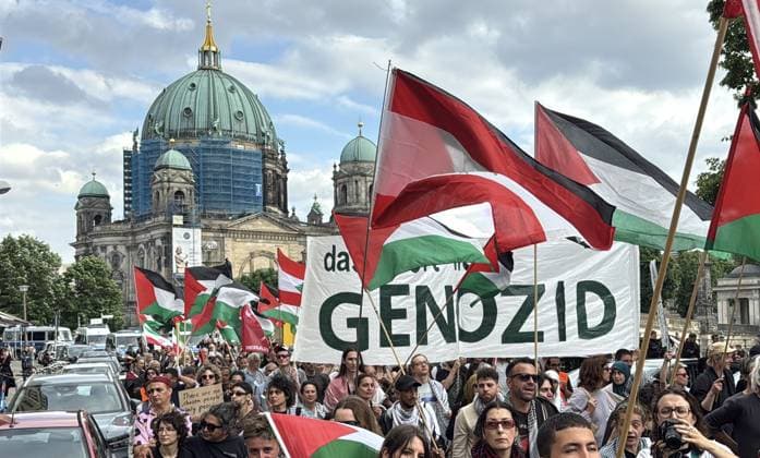 News Bilder des Tages Israeli attacks on Palestine and Lebanon protested in Berlin BERLIN, GERMANY - MAY 30: Demonstrators, holding banners and flags, march near the Eberswalder Strasse metro station in the Prenzlauer Berg district to protest against Israel s attacks on Palestine and Lebanon, in Berlin, Germany, on May 30, 2026. A large number of participants gathered to voice their opposition to Germany s arms supplies to Israel and its military actions in Palestine and Lebanon. Erbil Basay Anadolu Berlin Germany. Editorial use only. Please get in touch for any other usage.  Copyright: x2026xAnadoluxErbilxBasayx