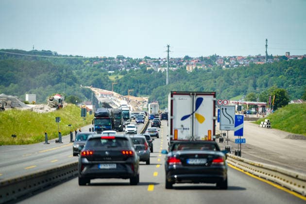 Niefern-Öschelbronn, Baden-Württemberg, Deutschland, Europa, Autobahn A8, Enztalquerung, Autobahnausbau, Großbaustelle, Tunnelbau, Straßenbau, Infrastrukturprojekt, Verkehrsführung, Baustellenverkehr, stockender Verkehr, Stau, Individualverkehr, Pendlerverkehr, Reiseverkehr, LKW-Verkehr, Gütertransport, Logistik, Mobilität, Verkehrsinfrastruktur, Brückenbau, Tunnelportal, Lärmschutzwand, Baukräne, Baustelle Deutschland, Engpass, Fahrbahnverengung, Verkehrssicherheit, Investitionen in Infrastruktur, Bundesverkehrswegeplan, Bauwirtschaft, Enzkreis, Pforzheim, Karlsruhe-Stuttgart, Wirtschaft, Lieferketten, Modernisierung, Verkehrspolitik. *** Niefern Öschelbronn, Baden Württemberg, Germany, Europe, A8 highway, Enztal crossing, hi Copyright: xJOERANxSTEINSIEKx