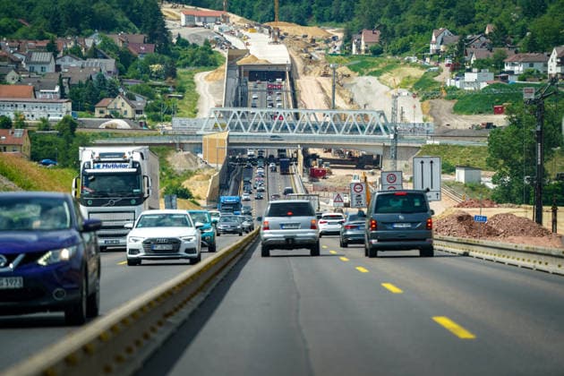Niefern-Öschelbronn, Baden-Württemberg, Deutschland, Europa, Autobahn A8, Enztalquerung, Autobahnausbau, Großbaustelle, Tunnelbau, Straßenbau, Infrastrukturprojekt, Verkehrsführung, Baustellenverkehr, stockender Verkehr, Stau, Individualverkehr, Pendlerverkehr, Reiseverkehr, LKW-Verkehr, Gütertransport, Logistik, Mobilität, Verkehrsinfrastruktur, Brückenbau, Tunnelportal, Lärmschutzwand, Baukräne, Baustelle Deutschland, Engpass, Fahrbahnverengung, Verkehrssicherheit, Investitionen in Infrastruktur, Bundesverkehrswegeplan, Bauwirtschaft, Enzkreis, Pforzheim, Karlsruhe-Stuttgart, Wirtschaft, Lieferketten, Modernisierung, Verkehrspolitik. *** Niefern Öschelbronn, Baden Württemberg, Germany, Europe, A8 highway, Enztal crossing, hi Copyright: xJOERANxSTEINSIEKx