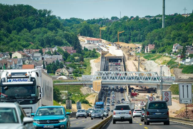 News Bilder des Tages Niefern-Öschelbronn, Baden-Württemberg, Deutschland, Europa, Autobahn A8, Enztalquerung, Autobahnausbau, Großbaustelle, Tunnelbau, Straßenbau, Infrastrukturprojekt, Verkehrsführung, Baustellenverkehr, stockender Verkehr, Stau, Individualverkehr, Pendlerverkehr, Reiseverkehr, LKW-Verkehr, Gütertransport, Logistik, Mobilität, Verkehrsinfrastruktur, Brückenbau, Tunnelportal, Lärmschutzwand, Baukräne, Baustelle Deutschland, Engpass, Fahrbahnverengung, Verkehrssicherheit, Investitionen in Infrastruktur, Bundesverkehrswegeplan, Bauwirtschaft, Enzkreis, Pforzheim, Karlsruhe-Stuttgart, Wirtschaft, Lieferketten, Modernisierung, Verkehrspolitik. *** Niefern Öschelbronn, Baden Württemberg, Germany, Europe, A8 highway, Enztal crossing, hi Copyright: xJOERANxSTEINSIEKx