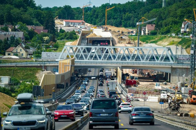 Niefern-Öschelbronn, Baden-Württemberg, Deutschland, Europa, Autobahn A8, Enztalquerung, Autobahnausbau, Großbaustelle, Tunnelbau, Straßenbau, Infrastrukturprojekt, Verkehrsführung, Baustellenverkehr, stockender Verkehr, Stau, Individualverkehr, Pendlerverkehr, Reiseverkehr, LKW-Verkehr, Gütertransport, Logistik, Mobilität, Verkehrsinfrastruktur, Brückenbau, Tunnelportal, Lärmschutzwand, Baukräne, Baustelle Deutschland, Engpass, Fahrbahnverengung, Verkehrssicherheit, Investitionen in Infrastruktur, Bundesverkehrswegeplan, Bauwirtschaft, Enzkreis, Pforzheim, Karlsruhe-Stuttgart, Wirtschaft, Lieferketten, Modernisierung, Verkehrspolitik. *** Niefern Öschelbronn, Baden Württemberg, Germany, Europe, A8 highway, Enztal crossing, hi Copyright: xJOERANxSTEINSIEKx