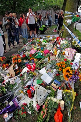 Flowers left by mourners after the death of Amy Winehouse Flowers, gifts and memorabilia left by mourners in Camden Square in London outside the house of Amy Winehouse on the 24th July 2011 after her death in London, England London Spain Copyright: xPaulxBrownx