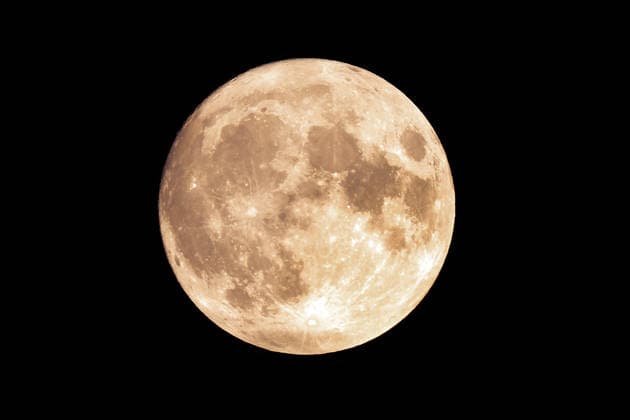 Blue Moon, Blauer Mond, der zweite Vollmond im Mai am Nachthimmel über München, 31. Mai 2026 Deutschland, München, 31. Mai 2026, der zweite Vollmond im Mai am Nachthimmel über München, Blauer Mond, Blue Moon, der Mond wird kurz in einer Wolkenlücke sichtbar, kleinster Vollmond des Jahres, *** Blue Moon, Blue Moon, the second full moon in May in the night sky over Munich, May 31, 2026 Germany, Munich, May 31, 2026, the second full moon in May in the night sky over Munich, Blue Moon, Blue Moon, the moon is briefly visible in a gap in the clouds, smallest full moon of the year,