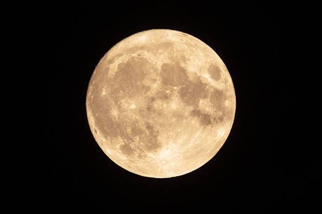 Blue Moon, Blauer Mond, der zweite Vollmond im Mai am Nachthimmel über München, 31. Mai 2026 Deutschland, München, 31. Mai 2026, der zweite Vollmond im Mai am Nachthimmel über München, Blauer Mond, Blue Moon, der Mond wird kurz in einer Wolkenlücke sichtbar, kleinster Vollmond des Jahres, *** Blue Moon, Blue Moon, the second full moon in May in the night sky over Munich, May 31, 2026 Germany, Munich, May 31, 2026, the second full moon in May in the night sky over Munich, Blue Moon, Blue Moon, the moon is briefly visible in a gap in the clouds, smallest full moon of the year,