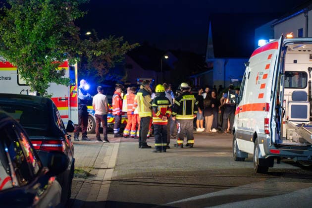 Mehrere Schwerverletzte nach Auseinandersetzung mit Stichverletzungen in Rheinböllen Am Samstagabend, dem 30. Mai 2026, kam es in der Beethovenstraße in Rheinböllen (Rheinland-Pfalz) zu einem größeren Einsatz von Polizei und Rettungsdienst. Nach Angaben der Polizeidirektion Koblenz ereignete sich dort gegen 21:00 Uhr ein wechselseitiges Körperverletzungsdelikt mit mehreren beteiligten Personen. Mehrere Personen erlitten dabei Stichverletzungen. Nach Informationen vor Ort waren zwischen zehn und fünfzehn Personen von dem Geschehen betroffen. Aufgrund der Vielzahl an Verletzten wurden zahlreiche Einsatzkräfte von Rettungsdienst und Polizei alarmiert. Die Rettungswache Rheinböllen diente als Sammelpunkt für die eingesetzten Rettungsk