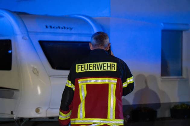 Mehrere Schwerverletzte nach Auseinandersetzung mit Stichverletzungen in Rheinböllen Am Samstagabend, dem 30. Mai 2026, kam es in der Beethovenstraße in Rheinböllen (Rheinland-Pfalz) zu einem größeren Einsatz von Polizei und Rettungsdienst. Nach Angaben der Polizeidirektion Koblenz ereignete sich dort gegen 21:00 Uhr ein wechselseitiges Körperverletzungsdelikt mit mehreren beteiligten Personen. Mehrere Personen erlitten dabei Stichverletzungen. Nach Informationen vor Ort waren zwischen zehn und fünfzehn Personen von dem Geschehen betroffen. Aufgrund der Vielzahl an Verletzten wurden zahlreiche Einsatzkräfte von Rettungsdienst und Polizei alarmiert. Die Rettungswache Rheinböllen diente als Sammelpunkt für die eingesetzten Rettungsk