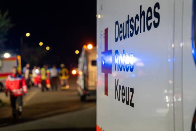 Mehrere Schwerverletzte nach Auseinandersetzung mit Stichverletzungen in Rheinböllen Am Samstagabend, dem 30. Mai 2026, kam es in der Beethovenstraße in Rheinböllen (Rheinland-Pfalz) zu einem größeren Einsatz von Polizei und Rettungsdienst. Nach Angaben der Polizeidirektion Koblenz ereignete sich dort gegen 21:00 Uhr ein wechselseitiges Körperverletzungsdelikt mit mehreren beteiligten Personen. Mehrere Personen erlitten dabei Stichverletzungen. Nach Informationen vor Ort waren zwischen zehn und fünfzehn Personen von dem Geschehen betroffen. Aufgrund der Vielzahl an Verletzten wurden zahlreiche Einsatzkräfte von Rettungsdienst und Polizei alarmiert. Die Rettungswache Rheinböllen diente als Sammelpunkt für die eingesetzten Rettungsk