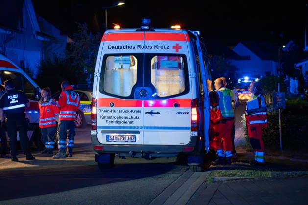 Mehrere Schwerverletzte nach Auseinandersetzung mit Stichverletzungen in Rheinböllen Am Samstagabend, dem 30. Mai 2026, kam es in der Beethovenstraße in Rheinböllen (Rheinland-Pfalz) zu einem größeren Einsatz von Polizei und Rettungsdienst. Nach Angaben der Polizeidirektion Koblenz ereignete sich dort gegen 21:00 Uhr ein wechselseitiges Körperverletzungsdelikt mit mehreren beteiligten Personen. Mehrere Personen erlitten dabei Stichverletzungen. Nach Informationen vor Ort waren zwischen zehn und fünfzehn Personen von dem Geschehen betroffen. Aufgrund der Vielzahl an Verletzten wurden zahlreiche Einsatzkräfte von Rettungsdienst und Polizei alarmiert. Die Rettungswache Rheinböllen diente als Sammelpunkt für die eingesetzten Rettungsk