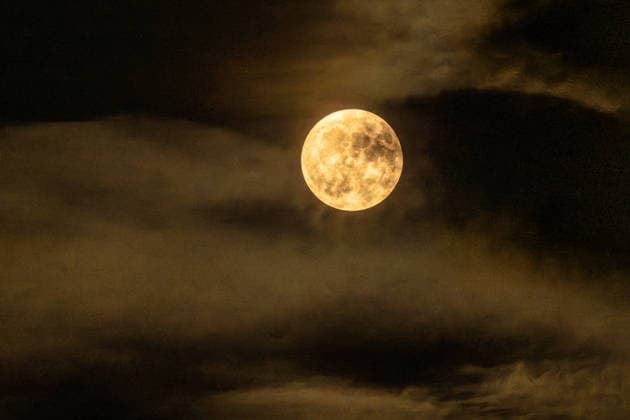 Blue Moon, Blauer Mond, der zweite Vollmond im Mai am Nachthimmel über München, 31. Mai 2026 Deutschland, München, 31. Mai 2026, der zweite Vollmond im Mai am Nachthimmel über München, Blauer Mond, Blue Moon, der Mond wird kurz in einer Wolkenlücke sichtbar, kleinster Vollmond des Jahres, *** Blue Moon, Blue Moon, the second full moon in May in the night sky over Munich, May 31, 2026 Germany, Munich, May 31, 2026, the second full moon in May in the night sky over Munich, Blue Moon, Blue Moon, the moon is briefly visible in a gap in the clouds, smallest full moon of the year,
