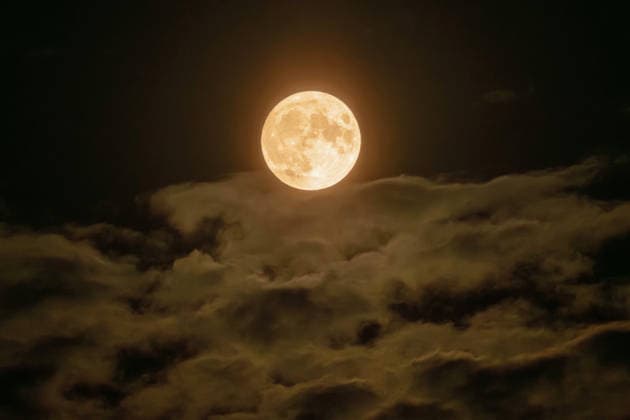 Blue Moon, Blauer Mond, der zweite Vollmond im Mai am Nachthimmel über München, 31. Mai 2026 Deutschland, München, 31. Mai 2026, der zweite Vollmond im Mai am Nachthimmel über München, Blauer Mond, Blue Moon, Mondscheinnacht, der Mond wird kurz in einer Wolkenlücke sichtbar, kleinster Vollmond des Jahres, *** Blue Moon, Blue Moon, the second full moon in May in the night sky over Munich, May 31, 2026 Germany, Munich, May 31, 2026, the second full moon in May in the night sky over Munich, Blue Moon, Blue Moon, moonlight night, the moon is briefly visible in a cloud gap, smallest full moon of the year,