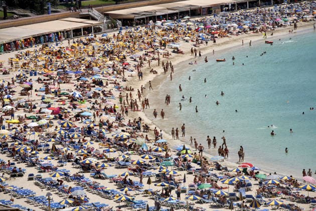 Gran Canaria, Cnary Islands, Spain Holidaymakers on a summer holiday on the beach at Playa de los Amadores in Gran Canaria, Canary Islands, Spain Spain Copyright: xPaulxBrownx