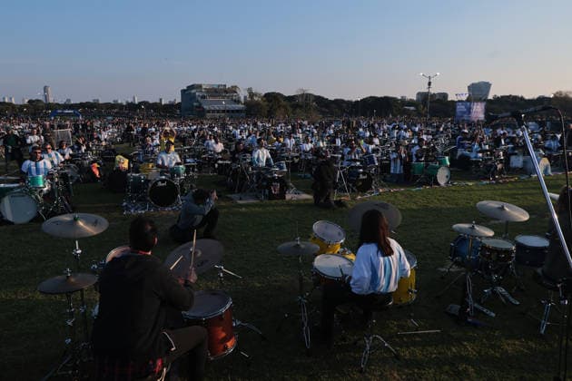 Drummers seek the Guinness World Record with more than 400 drums playing simultaneously in Buenos Aires BUENOS AIRES, ARGENTINA - MAY 30: More than 400 drummers perform simultaneously during the new edition of the Baterias a la Plaza festival at Parque Arroyo Vega in Buenos Aires, Argentina, on May 30, 2026. The event gathered musicians from across the country to share a unique open-air musical experience alongside influential figures of the Argentine drumming scene, as participants played synchronized patterns to create a collective soundscape. Luciano Gonzalez Anadolu Buenos Aires Argentina. Editorial use only. Please get in touch for any other usage.  Copyright: x2026xAnadoluxLucianoxGonzalezx