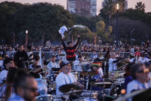 Drummers seek the Guinness World Record with more than 400 drums playing simultaneously in Buenos Aires BUENOS AIRES, ARGENTINA - MAY 30: More than 400 drummers perform simultaneously during the new edition of the Baterias a la Plaza festival at Parque Arroyo Vega in Buenos Aires, Argentina, on May 30, 2026. The event gathered musicians from across the country to share a unique open-air musical experience alongside influential figures of the Argentine drumming scene, as participants played synchronized patterns to create a collective soundscape. Luciano Gonzalez Anadolu Buenos Aires Argentina. Editorial use only. Please get in touch for any other usage.  Copyright: x2026xAnadoluxLucianoxGonzalezx