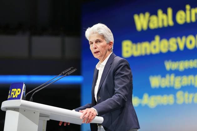 Berlin, Deutschland, 30.05.2026: Estrel: 77. Bundesparteitag der FDP: Marie-Agnes Strack-Zimmermann nach ihrer Rede, in der sie sich für den Parteivorsitz beworben hat *** Berlin, Germany, 30 05 2026 Estrel 77 Federal Party Conference of the FDP Marie Agnes Strack Zimmermann after her speech in which she stood for the party chairmanship Copyright: xdtsxNachrichtenagenturx dts_121255