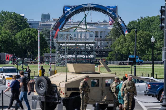 May 30, 2026, Washington, Distirct Of Columbia, United States: Contractors work on construction and preparations on the White House South Lawn ahead of the planned UFC Freedom 250 event. Washington United States - ZUMAk206 20260530_znp_k206_014 Copyright: xMattxKaminskyx