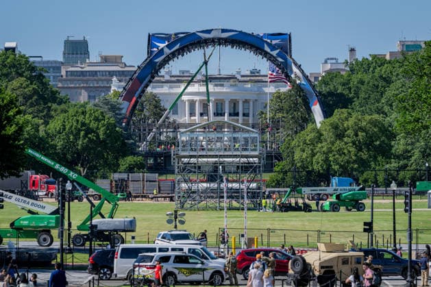 May 30, 2026, Washington, Distirct Of Columbia, United States: Contractors work on construction and preparations on the White House South Lawn ahead of the planned UFC Freedom 250 event. Washington United States - ZUMAk206 20260530_znp_k206_015 Copyright: xMattxKaminskyx
