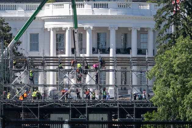 May 30, 2026, Washington, District Of Columbia, USA: Contractors work on construction and preparations on the White House South Lawn ahead of the planned UFC Freedom 250 event. Washington USA - ZUMAk206 20260530_znp_k206_018 Copyright: xMattxKaminskyx