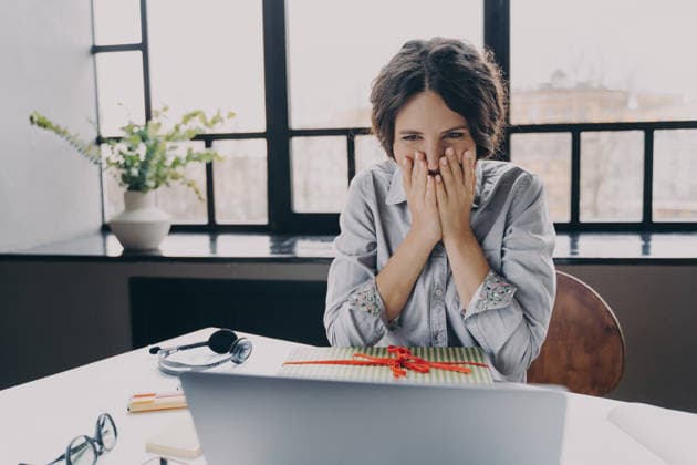 Eine begeisterte, glückliche italienische Büroangestellte, die auf das Weihnachtsgeschenk blickt, das sie von ihren Kollegen erhalten hat Amazed happy Italian woman office worker closed her face with hands from cry of joy and surprise looking down at Xmas gift received from colleagues or friends during winter Christmas holidays (License=RF) ,model released, Symbolfoto Copyright: xZoonar.com ViorelxKurnosovx 25121873 ,model released, Symbolfoto ,property released