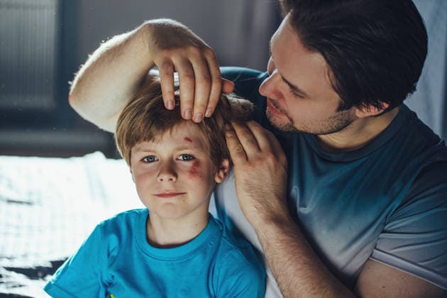 Der Vater untersucht seinen Sohn, der sich bei einem Sturz Kratzer im Gesicht zugezogen hat Father inspects his son with scratches on his face after fall (License=RF) ,model released, Symbolfoto Copyright: xZoonar.com StanislavxPerovx 25123246 ,model released, Symbolfoto ,property released
