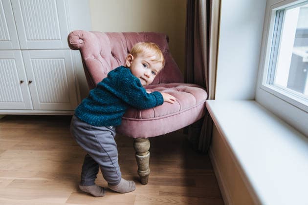Ein kleines blondes Kind lehnt sich an einen Sessel und spielt allein zu Hause. Ein kleines Kind lernt gerade laufen. Ein entzückendes Kind steht neben einem Stuhl und will gerade einen Streich spielen. Kinder, Kindheit und Lifestyle-Konzept Small blonde child leans at armchair, plays alone at home. Little infant teaches to go. Adorable kid stands near chair, going to play mischievous tricks. Chilren, childhood and lifestyle concept (License=RF) ,model released, Symbolfoto Copyright: xZoonar.com ViorelxKurnosovx 25125629 ,model released, Symbolfoto ,property released