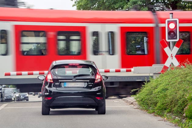 Münchner S-Bahn passiert beschrankten Bahnübergang, Andreaskreuze blinken rot, Zug fährt durch, Ottobrunn bei München, 30. Mai 2026 Deutschland, Ottobrunn bei München, Mai 2026, beschrankter Bahnübergang, S-Bahn der Linie S7 nach München fährt durch, Andreaskreuze blinken rot, Autos warten vor der Schranke, mittags, Öffentlicher Nahverkehr, ÖPNV, Verkehr, Landkreis München, Bayern, Münchner Umland, *** Munich S-Bahn passes gated level crossing, St. Andrews crosses flash red, train passes through, Ottobrunn near Munich, 30 May 2026 Germany, Ottobrunn near Munich, May 2026, gated level crossing, S-Bahn line S7 to Munich passes through, St. Andrews crosses flash red, cars wait in front of the barrier, midday, public transport, loca