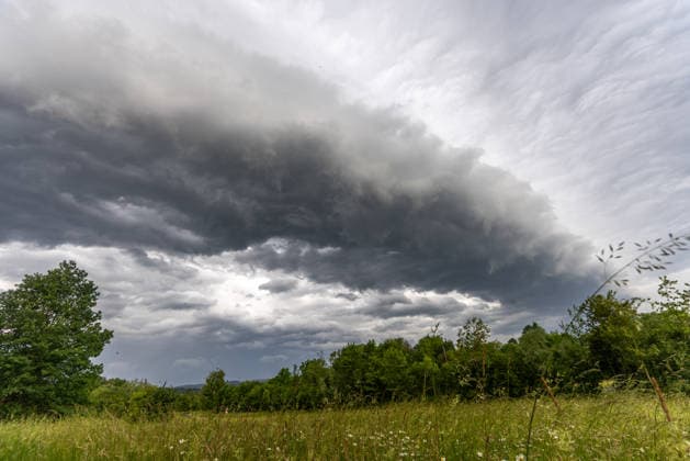 Gewitter in Bayern Eine Böenfront eines Gewitters zieht am Morgen am Himmel auf., Hösbach Bayern Deutschland *** Thunderstorm in Bavaria A gust front of a thunderstorm moves up in the sky in the morning, Hösbach Bavaria Germany