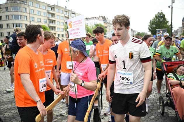 Prince Emmanuel (C) pictured with a group to help handisport at the 46th edition of the Brussels 20km run, Sunday 31 May 2026 in Brussels.  JASPERxJACOBS 1078049712st