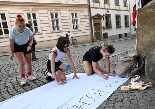 The We Stand for Culture (Stojime za kulturou) initiative launched a march to Prague in the centre of Olomouc on 31 May 2026 in response to the government s moves to cut funding for culture and public media. Participants will visit regional cultural centres along the 331.5 kilometre route, where debates and an accompanying artistic programme will take place. The march will culminate on 15 June 2026 in Prague. (CTKxPhoto LudekxPerina) CTKPhotoP2026053101878  CTKPhotoP2026053101878